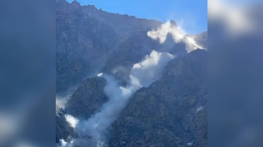 Алматы маңындағы тауларда болған тас көшкіні видеоға түсіп қалды