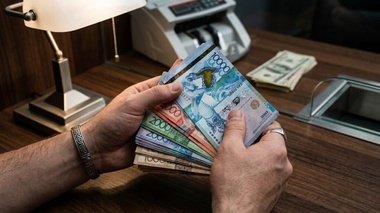 Кому в Казахстане готовы платить больше 1 млн тенге