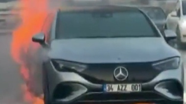 Түркияда Mercedes электромобилі өртеніп, 12 сағат бойы сөндірілді