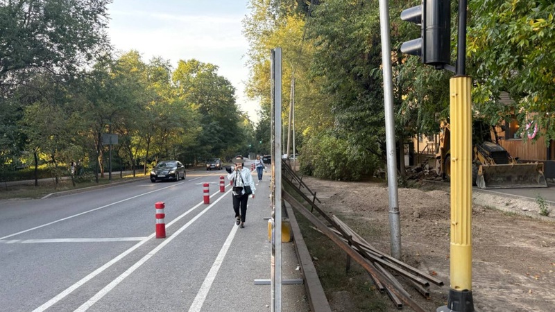 Тротуар жабылды, енді жолмен жүру керек пе? Алматыдағы қауіпсіздікке кім жауапты?