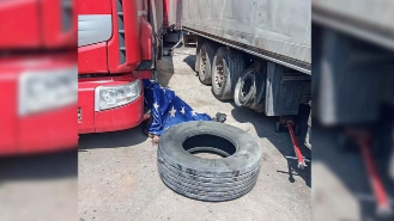 В Павлодаре мужчина погиб при установке колеса на грузовик