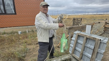 “Продукты храним в колодце“: под Актобе люди семь лет живут без света и воды