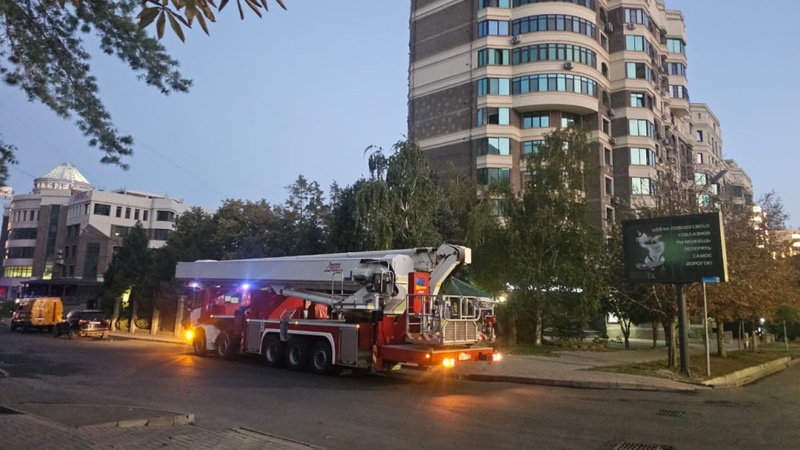 Пламя охватило квартиру на 12-м этаже в Алматы, спасли 10 человек