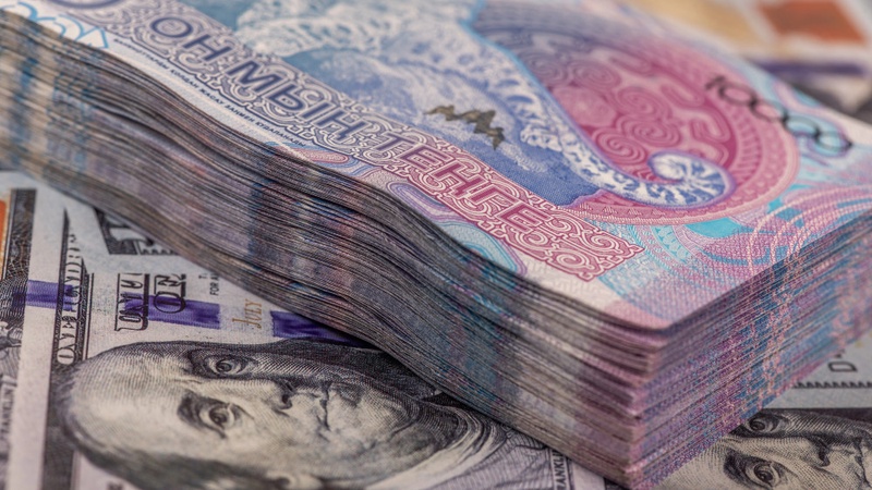 Курс доллара упал ниже 450 тенге в обменниках