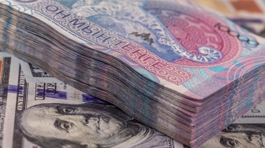 Курс доллара упал ниже 450 тенге в обменниках
