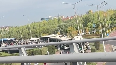 Автобусы столкнулись на мосту в Астане - пассажиры пошли пешком