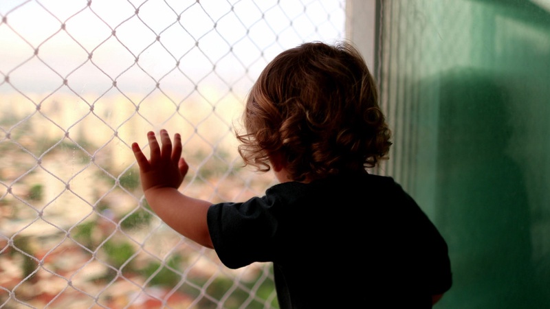 Чудом остался жив: 4-летний мальчик выпал с восьмого этажа в Павлодаре