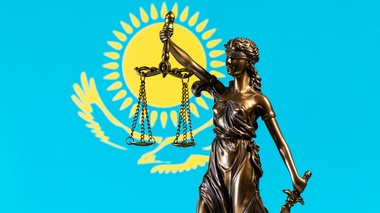 Известного в Актобе адвоката приговорили к четырем годам лишения свободы