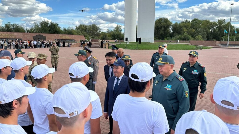 «Сарбаз жолы»: Батыс Қазақстаннан 20 жас азамат абыройлы борышын өтеуге аттанды