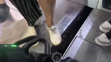 Аяғы эскалаторға қысылып қалған: Семейде әйелді құтқару сәті видеоға түсірілді