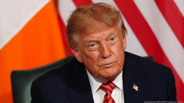 Трамп Зеленскийді Ресей мұнай өңдеу зауыттарына шабуылдамауға үндеді