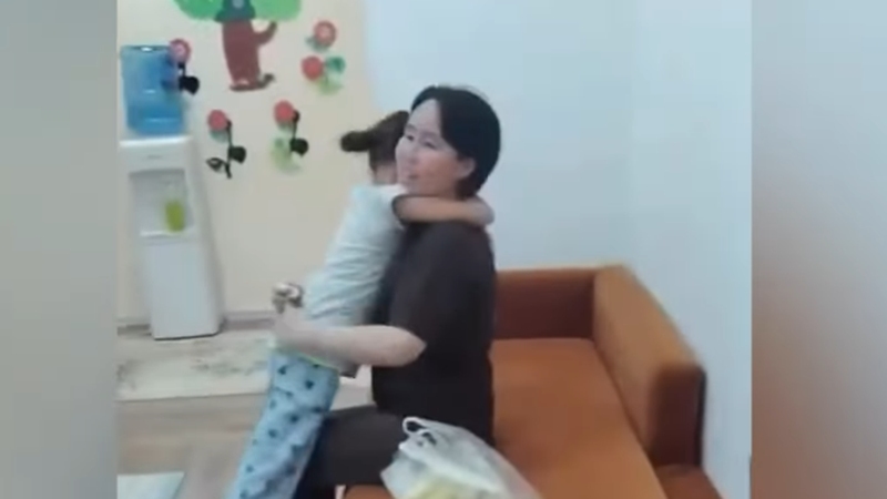 Сәрсәмәлиевтің әйелі Ақбаян балаларымен қауышты (Видео)