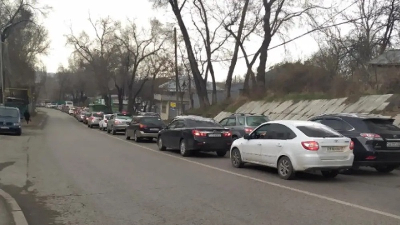 В Алматы на улице Жандосова в четвертый раз ввели ограничение движения