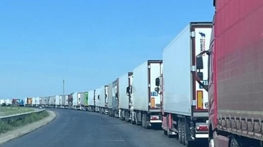 Больше сотни грузовых авто скопилось на границе Казахстана и России