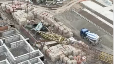 В Астане на стройке упал кран - видео