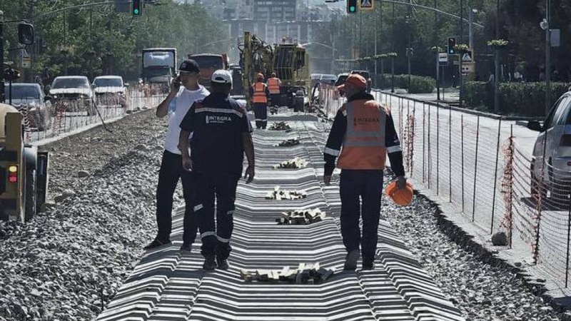 В Алматы началась укладка рельсов первой линии LRT