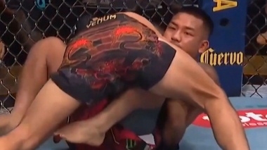 Чемпион UFC сохранил пояс после пятираундовой битвы