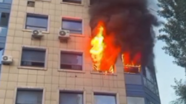 Алматыда көпқабатты үй өртенді: 26 адам құтқарылып, 40 тұрғын эвакуацияланды
