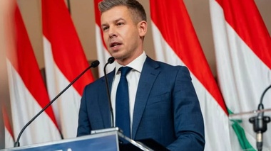 “Шамына тиген сияқты“: ер адам премьер-министрге шарап шашып жіберген