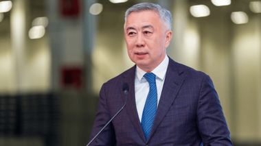 Жұманғарин мен депутаттар журналистер сұрақ қойып бітпей жатып брифингтен кетті
