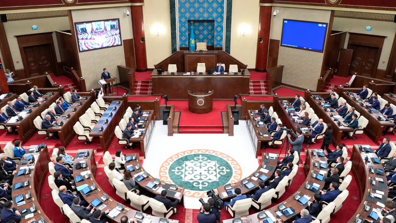 Құрылтай депутаттары ант беріп жатыр