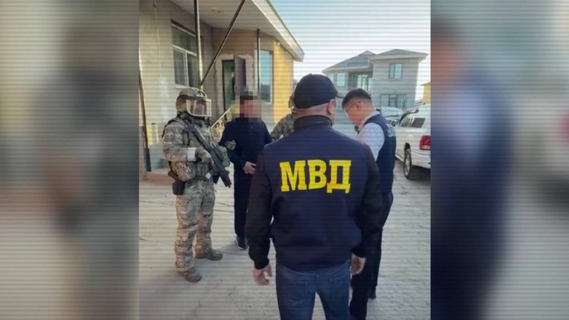 В Жамбылской области задержали подозреваемых в групповом вымогательстве денег у водителей большегрузов