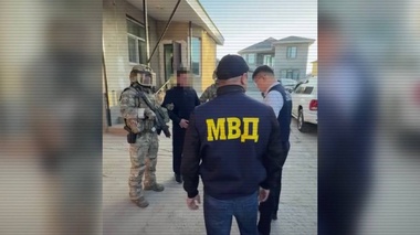 В Жамбылской области задержали подозреваемых в групповом вымогательстве денег у водителей большегрузов