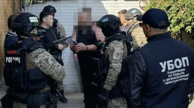 “Тапаншамен қорқытып, қала сыртына алып кеткен“. Алматыда өздерін полицеймін деп таныстырғандар ұсталды