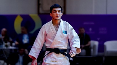 Казахстанский дзюдоист победил олимпийского чемпиона и вышел в полуфинал