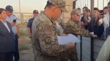 «Қан жұтқан марқұмдардың туыстарына құрмет қайда?»: жұрт сарбаздардың қазасын естірткен әскерилердің әрекетін сынап жатыр