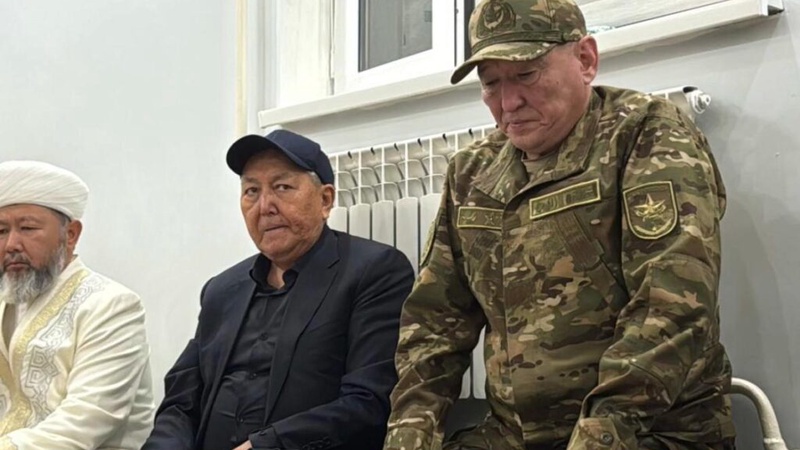 Қорғаныс министрі Қосановтың тізерлеп кешірім сұраған видеосы тарады