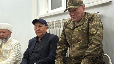 Қорғаныс министрі Қосановтың тізерлеп кешірім сұраған видеосы тарады