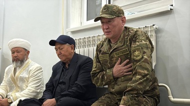 Қорғаныс министрі Каспий теңізінде қаза тапқан әскери қызметшілердің отбасыларына барып, көңіл айтты