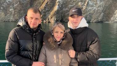 “Шындықты бәрі білгісі келеді”: Каспийде аман қалған сарбаздың отбасы мәлімдеме жасады