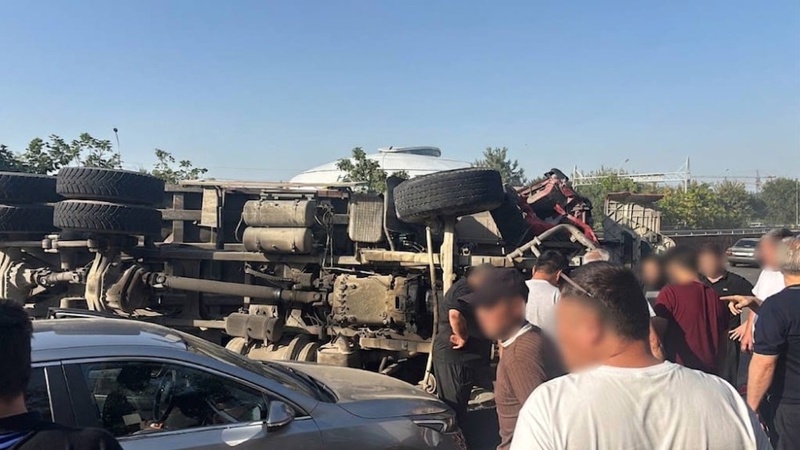 Алматыдағы айналма жолда жүк көлігі аударылып қалды: видео