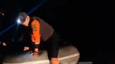 В Мангистау троих человек на надувной лодке унесло в открытое море (Видео)