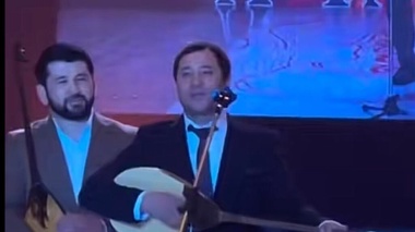 «Мен айтыстан қуылғанмын»: айтыскер ақын Мақсат Ахановтың тойдағы видеосы тарады