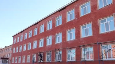 Кірпіштері үгітіліп жатыр: ата-аналар Қостанайдағы жаңа мектепке шағымданды