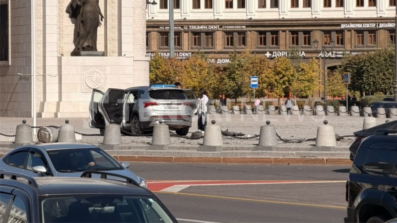 Автомобиль заехал на территорию Триумфальной арки в Астане: видео