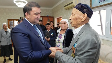 Түркістан облысының әкімі қазыналы қарттармен бірге күн өткізіп, құрмет көрсетті