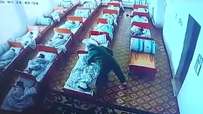 Малыш пострадал в детском саду в Актюбинской области: момент попал на видео